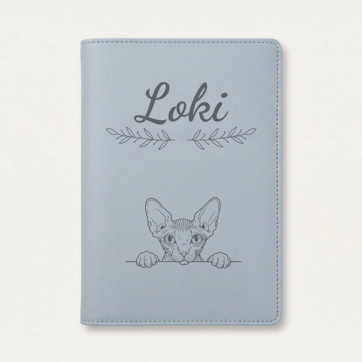 Protège carnet de santé chat personnalisé – Sphynx — Bleu nuage — Rameaux — gravure « Loki »