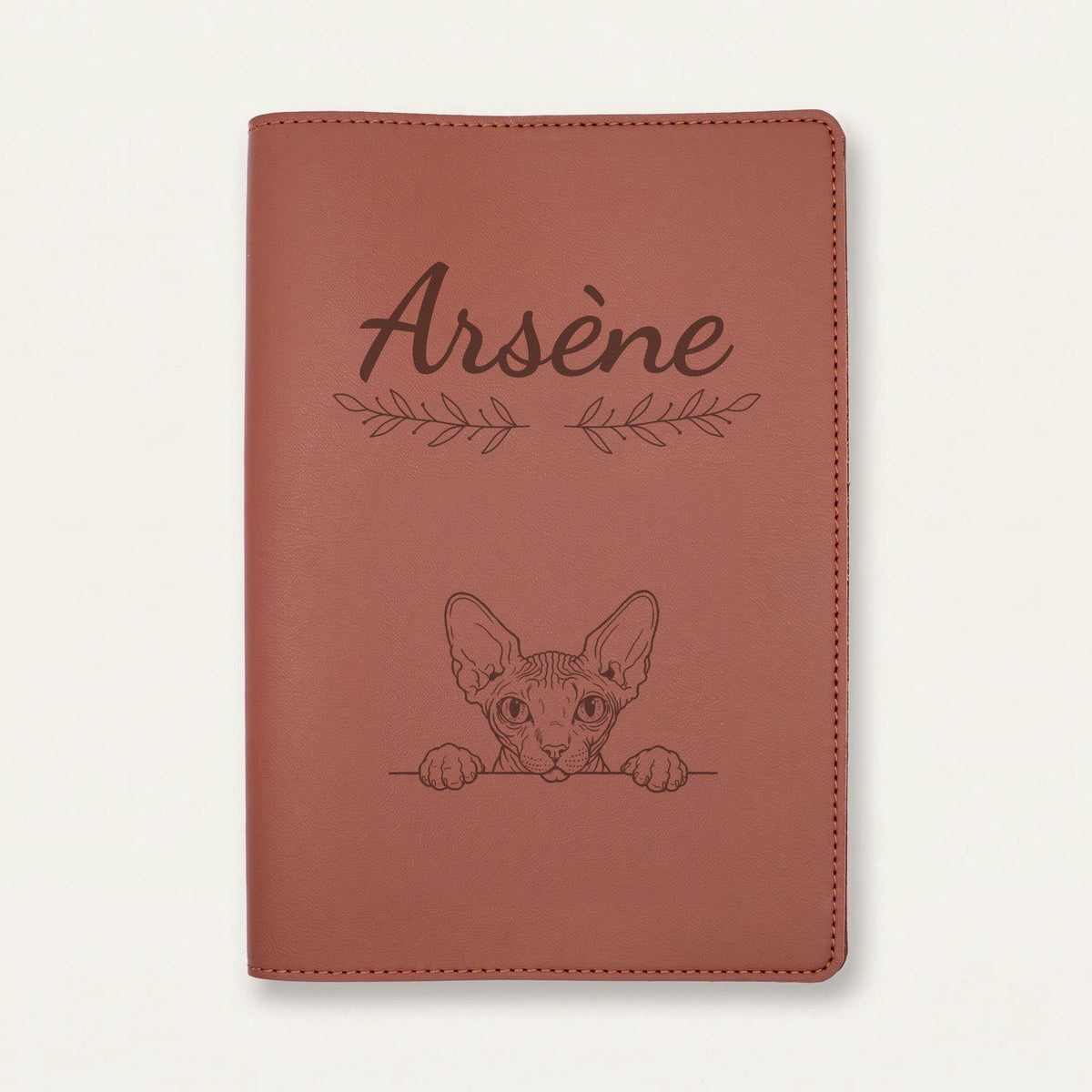 Protège carnet de santé chat personnalisé – Sphynx — Chocolat — Rameaux — gravure « Arsène »