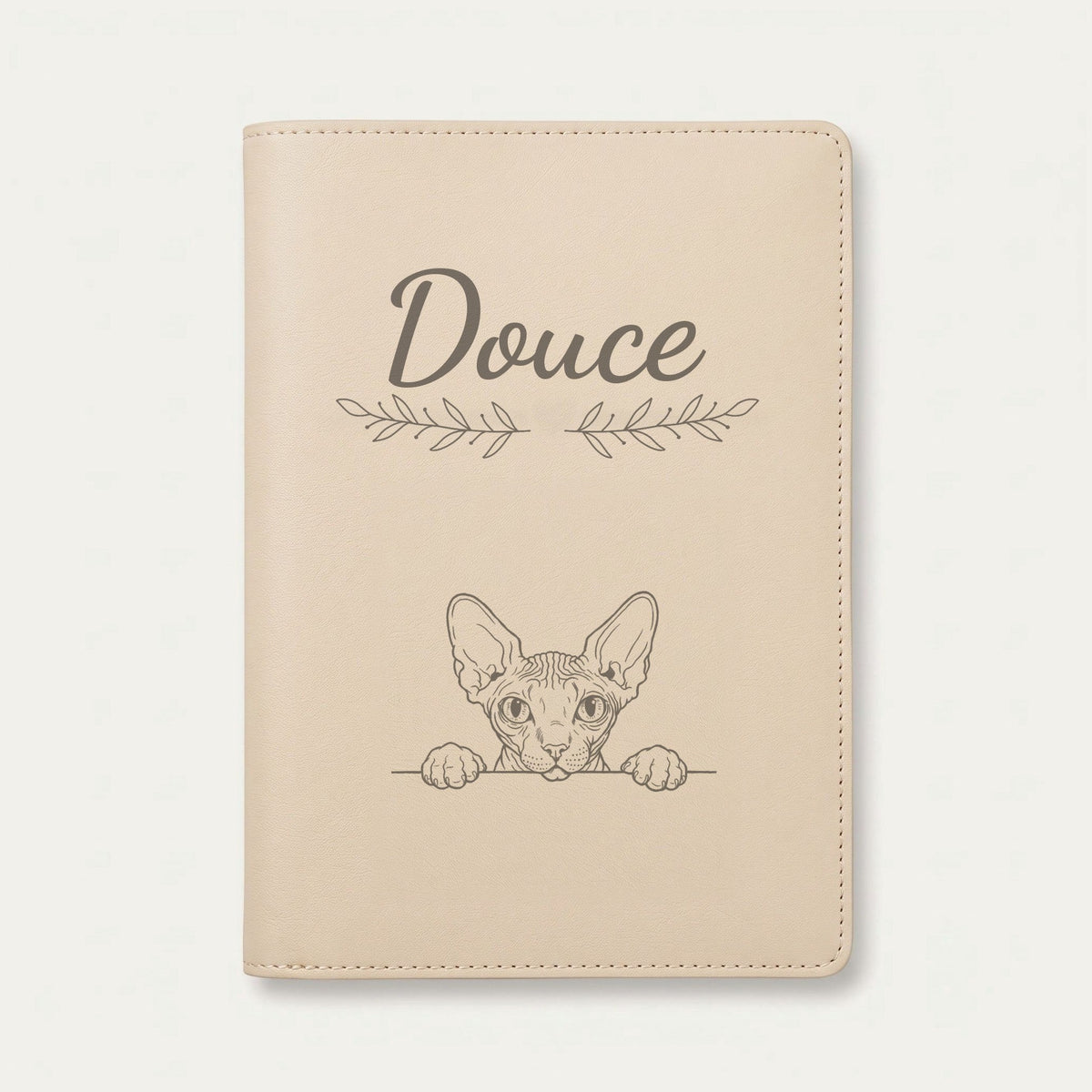 Protège carnet de santé chat personnalisé – Sphynx — Crème vanille — Rameaux — gravure « Douce »