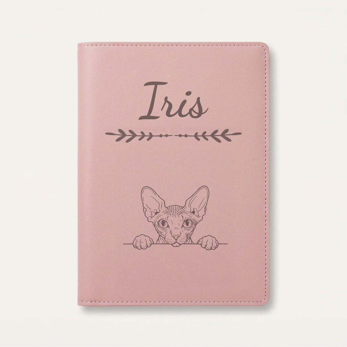 Protège carnet de santé chat personnalisé – Sphynx — Rose dragée — Flèche — gravure « Iris »