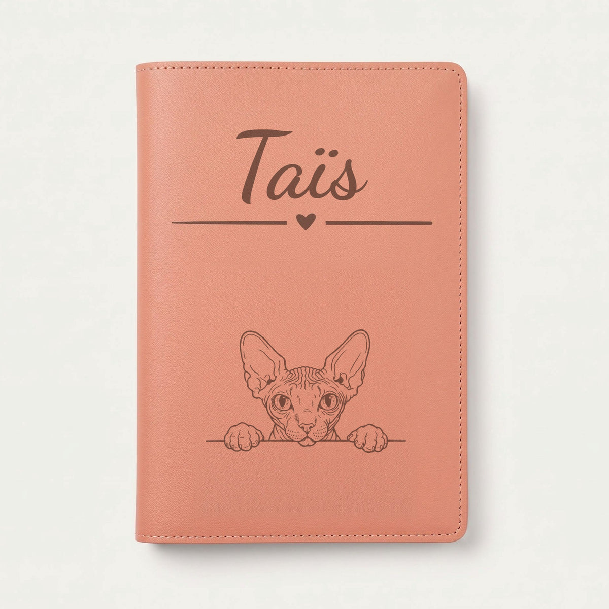 Protège carnet de santé chat personnalisé – Sphynx — Terracotta — Cœur — gravure « Taïs »
