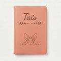 Protège carnet de santé chat personnalisé – Sphynx — Terracotta — Flèche — gravure « Taïs »