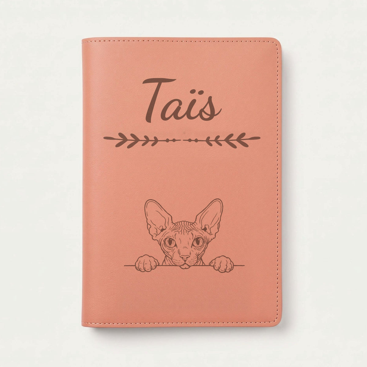 Protège carnet de santé chat personnalisé – Sphynx — Terracotta — Flèche — gravure « Taïs »