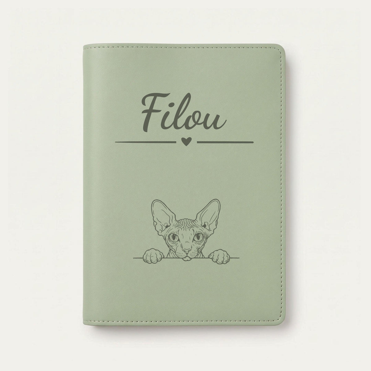 Protège carnet de santé chat personnalisé – Sphynx — Vert sauge — Cœur — gravure « Filou »