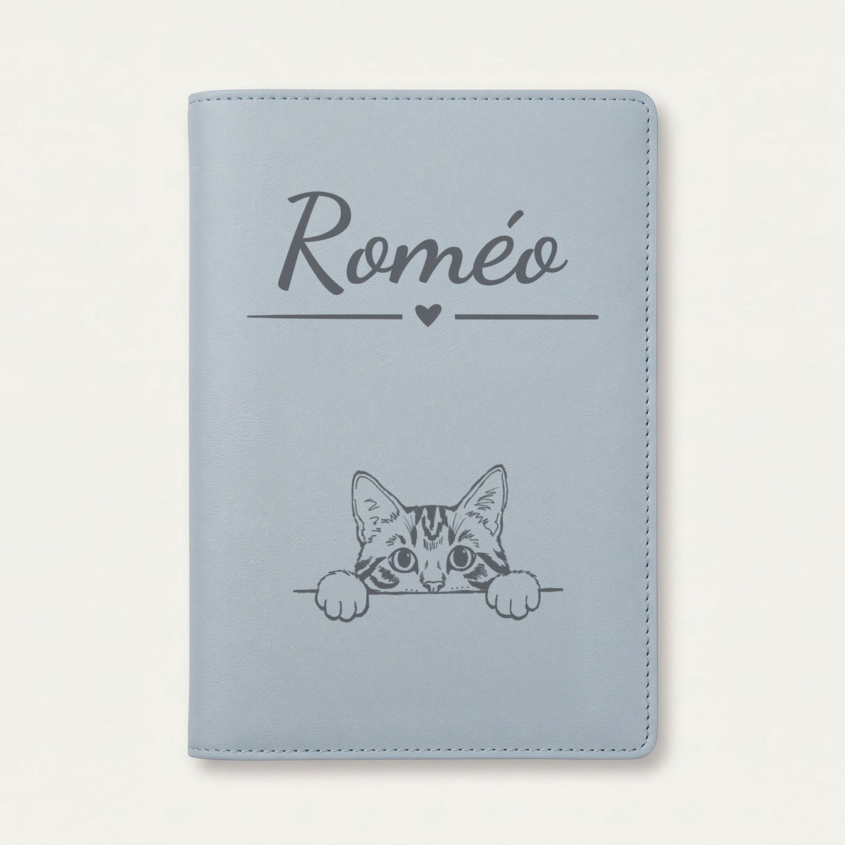 Protège carnet de santé chat personnalisé – Tigré — Bleu nuage — Cœur — gravure « Roméo »