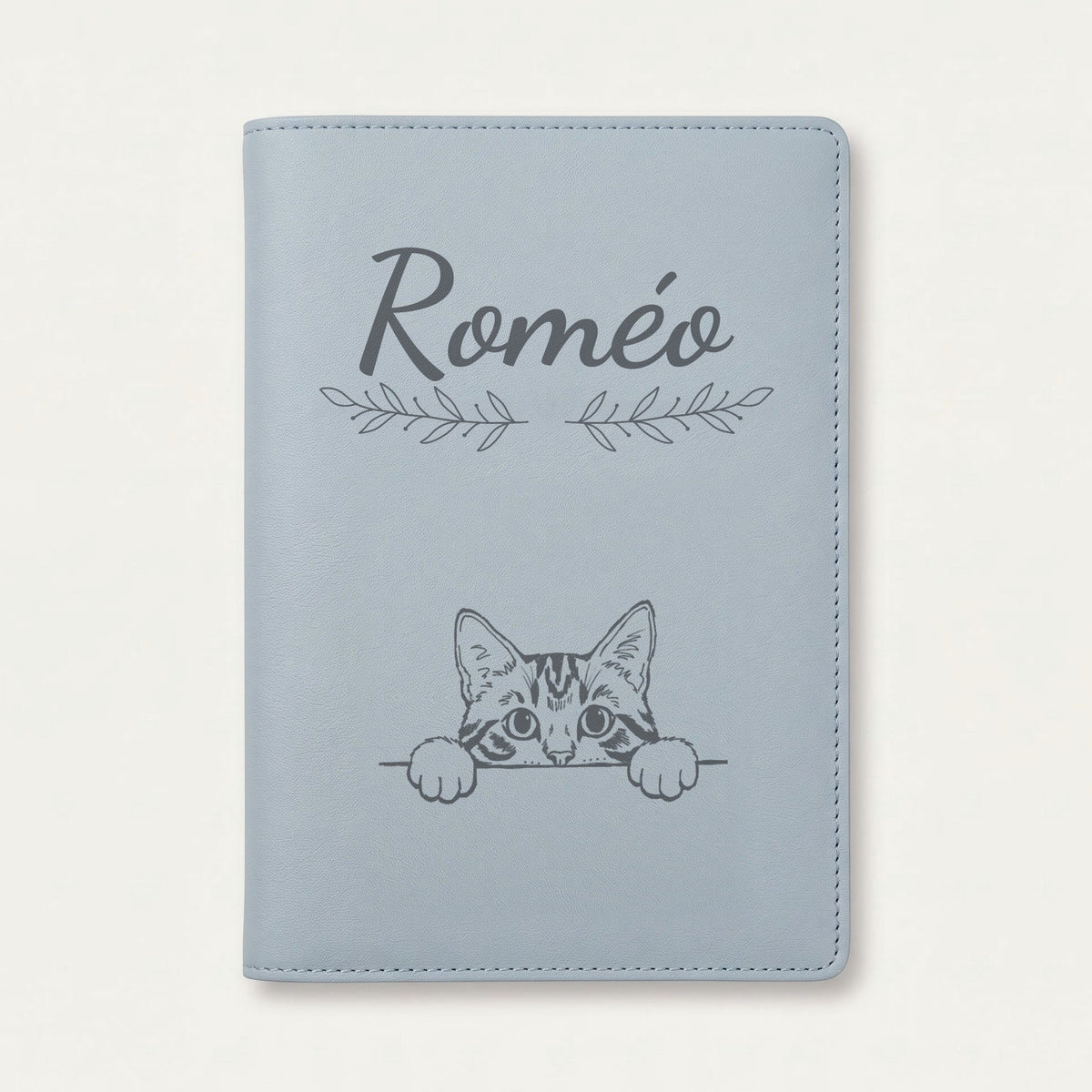 Protège carnet de santé chat personnalisé – Tigré — Bleu nuage — Rameaux — gravure « Roméo »