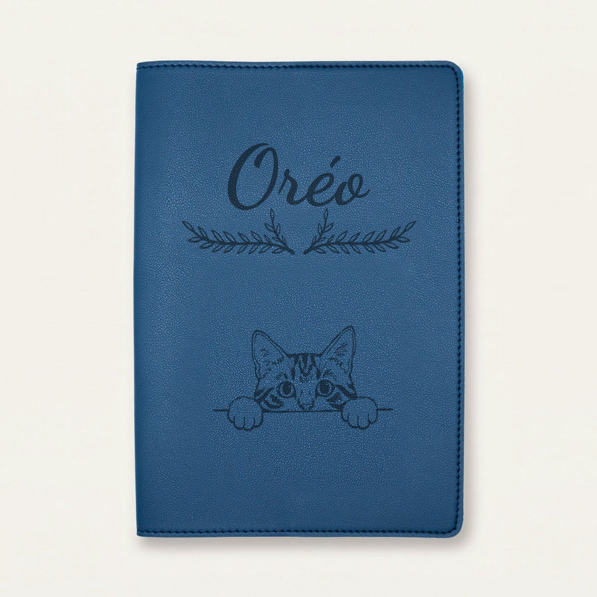 Protège carnet de santé chat personnalisé – Tigré — Bleu nuit — Bouquet — gravure « Oréo »