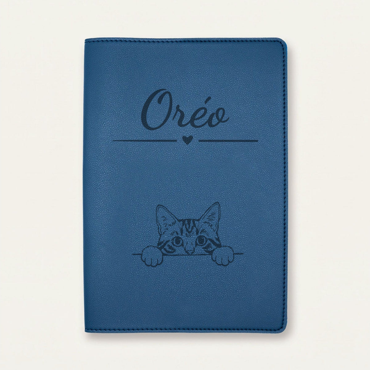 Protège carnet de santé chat personnalisé – Tigré — Bleu nuit — Cœur — gravure « Oréo »