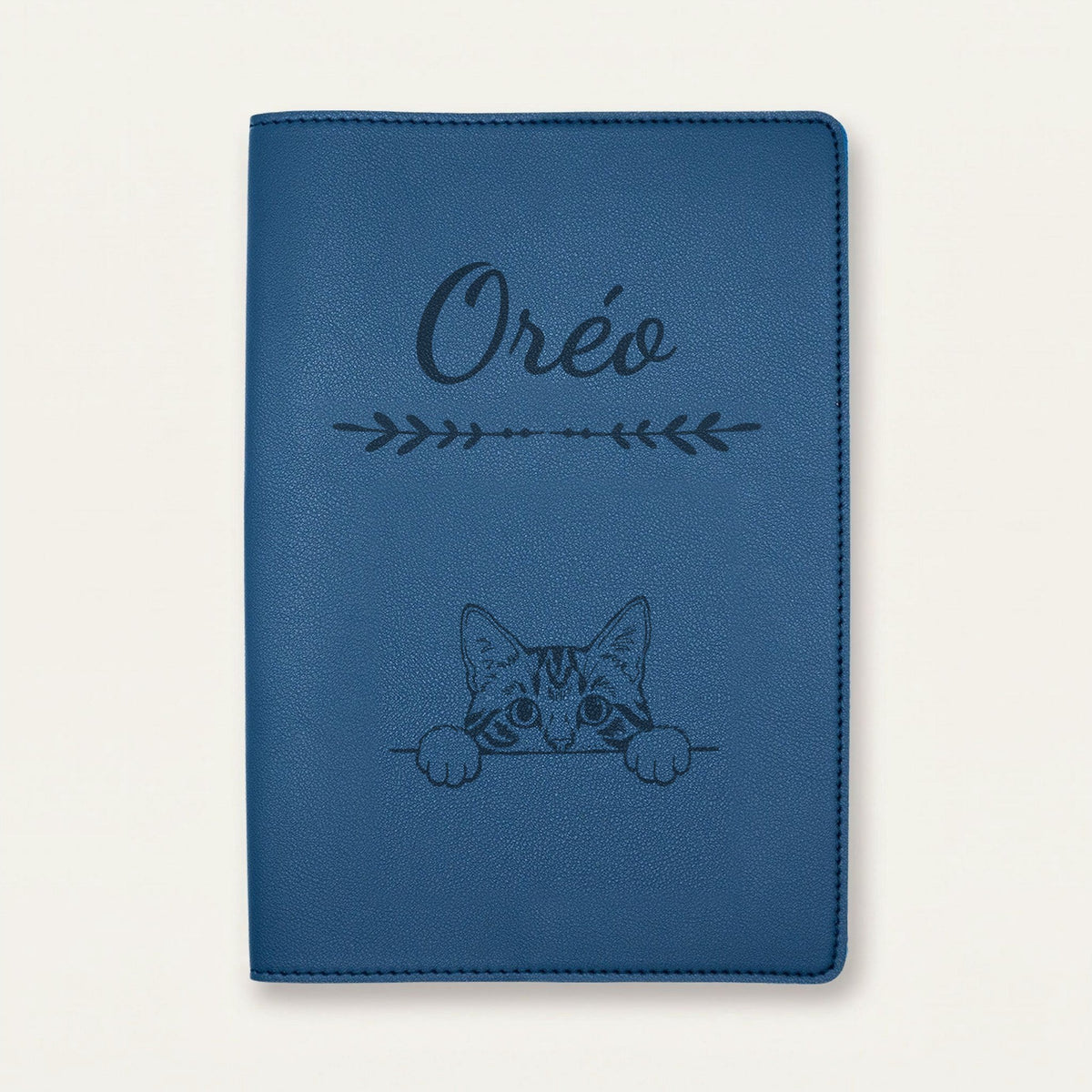 Protège carnet de santé chat personnalisé – Tigré — Bleu nuit — Flèche — gravure « Oréo »