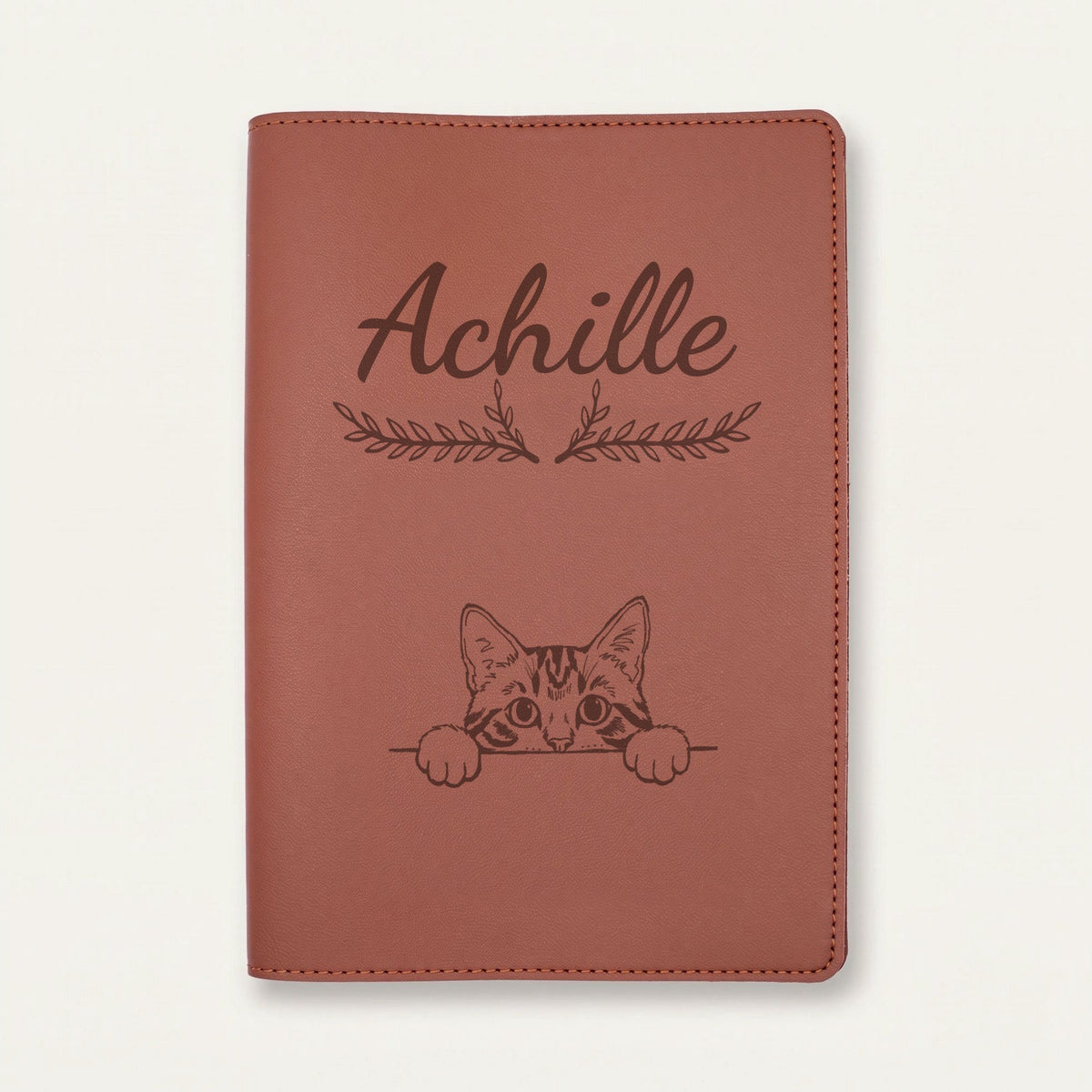 Protège carnet de santé chat personnalisé – Tigré — Chocolat — Bouquet — gravure « Achille »