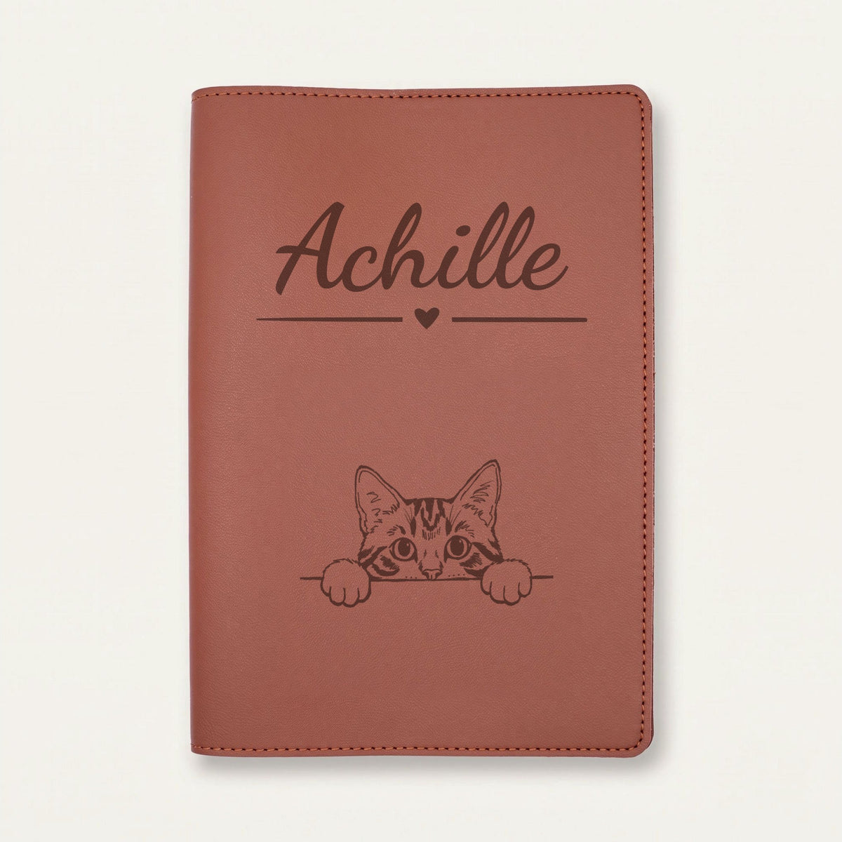 Protège carnet de santé chat personnalisé – Tigré — Chocolat — Cœur — gravure « Achille »