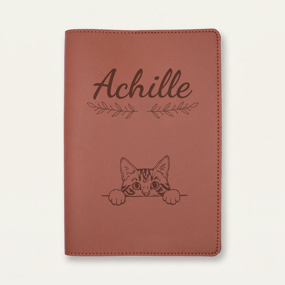 Protège carnet de santé chat personnalisé – Tigré — Chocolat — Rameaux — gravure « Achille »