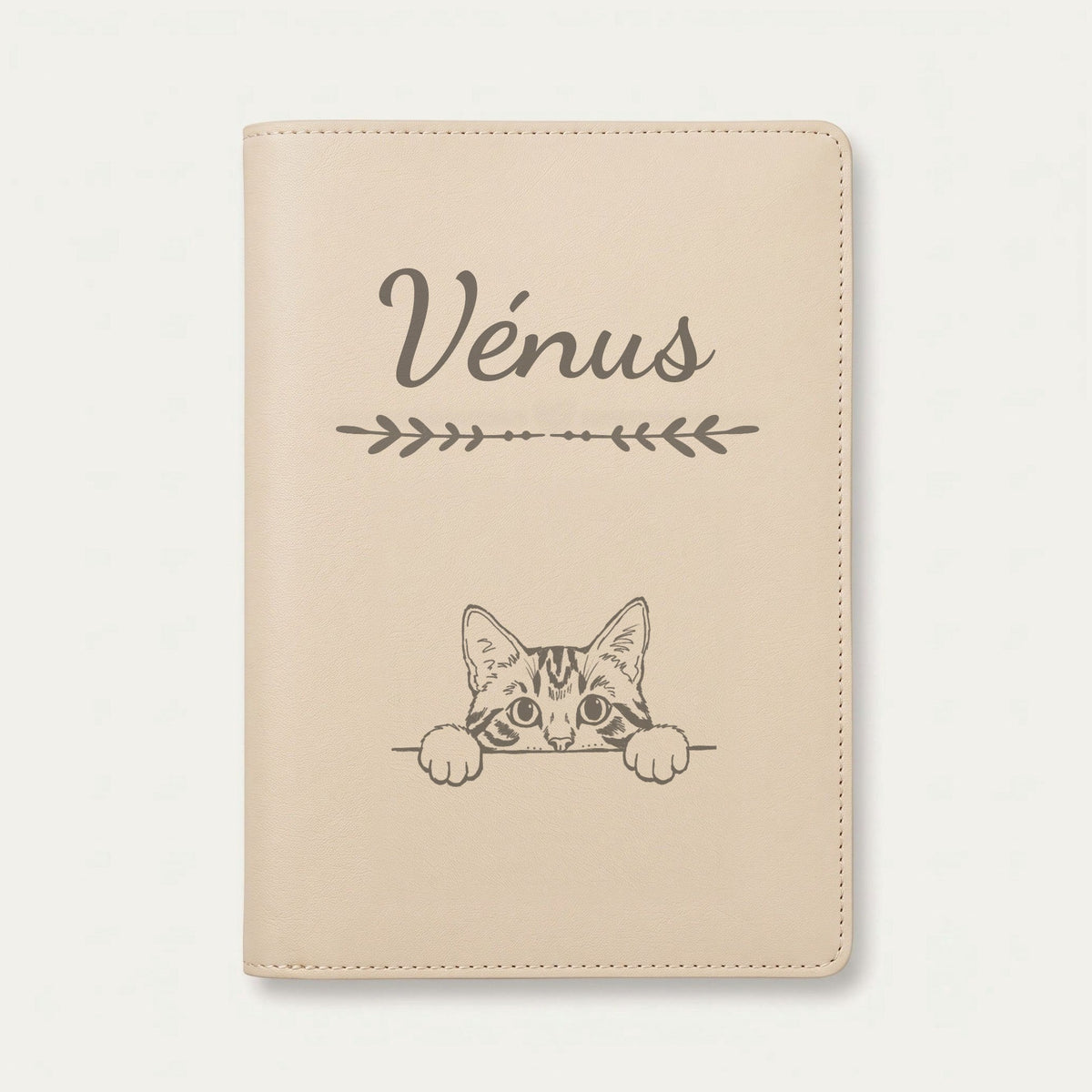Protège carnet de santé chat personnalisé – Tigré — Crème vanille — Flèche — gravure « Vénus »