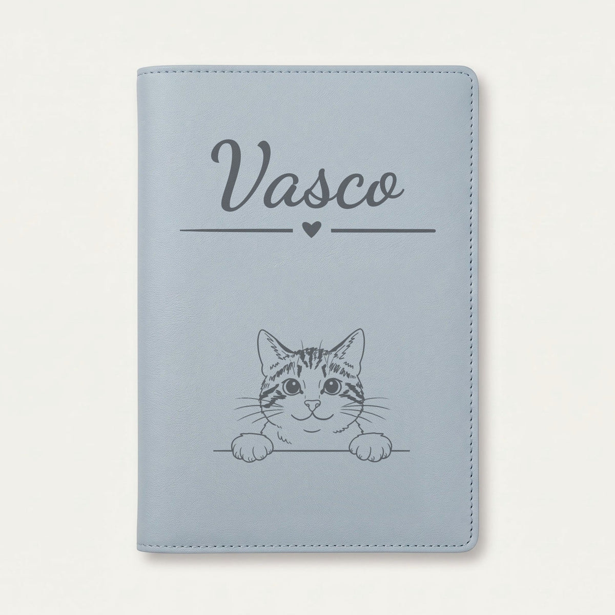 Protège carnet de santé chat personnalisé – Tigré et blanc — Bleu nuage — Cœur — gravure « Vasco »