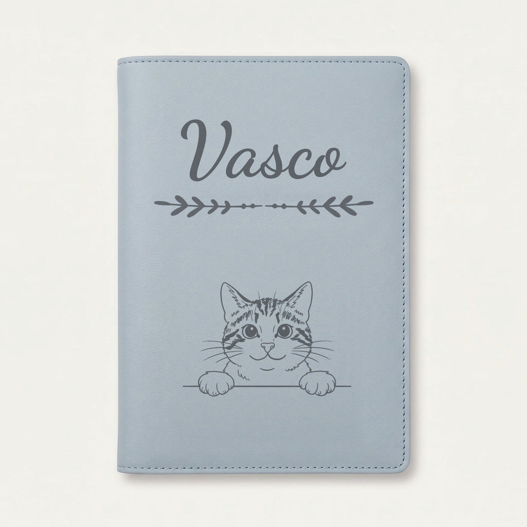 Protège carnet de santé chat personnalisé – Tigré et blanc — Bleu nuage — Flèche — gravure « Vasco »