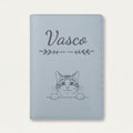 Protège carnet de santé chat personnalisé – Tigré et blanc — Bleu nuage — Flèche — gravure « Vasco »