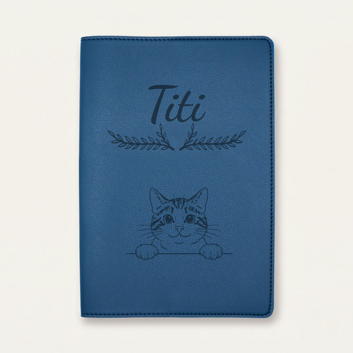 Protège carnet de santé chat personnalisé – Tigré et blanc — Bleu nuit — Bouquet — gravure « Titi »