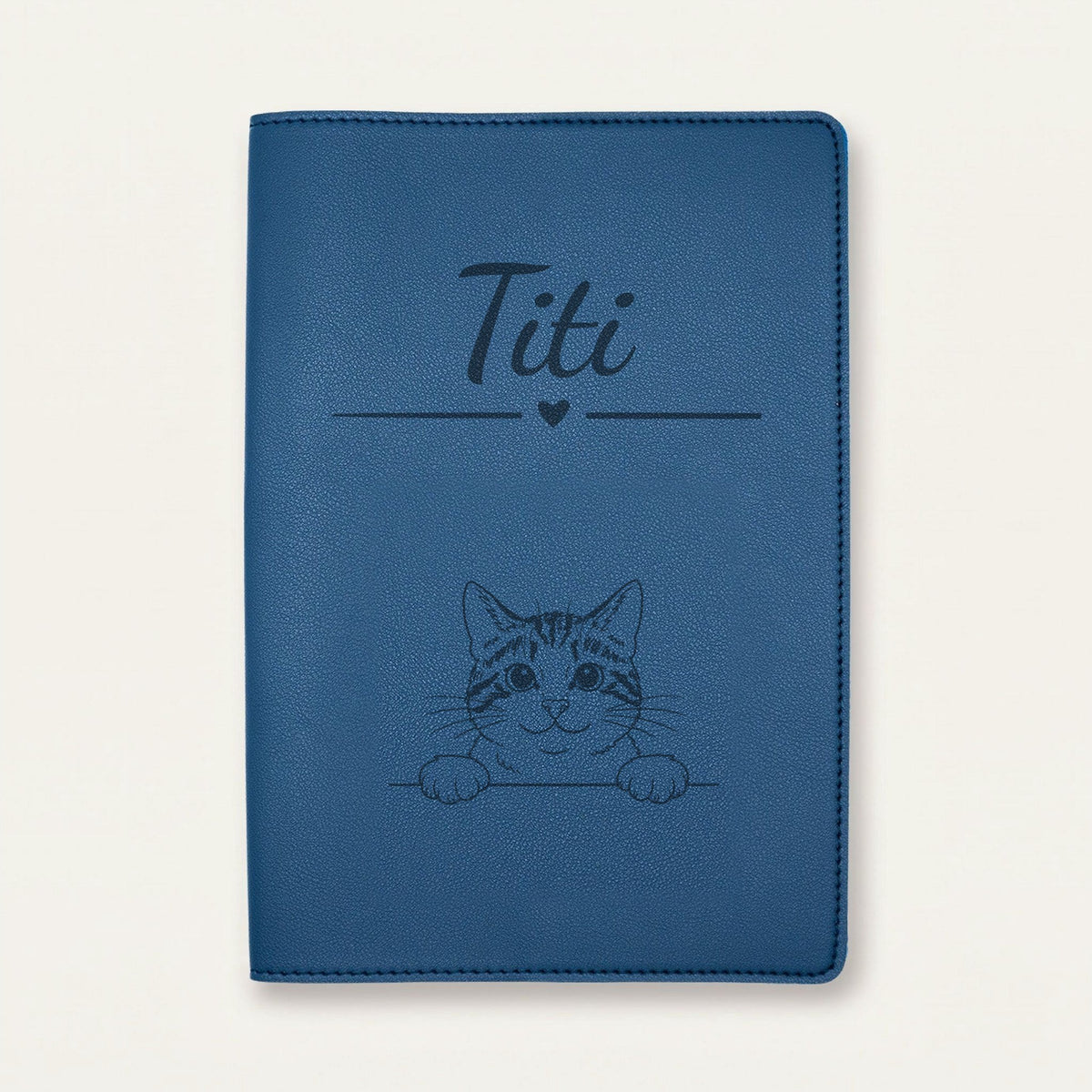Protège carnet de santé chat personnalisé – Tigré et blanc — Bleu nuit — Cœur — gravure « Titi »