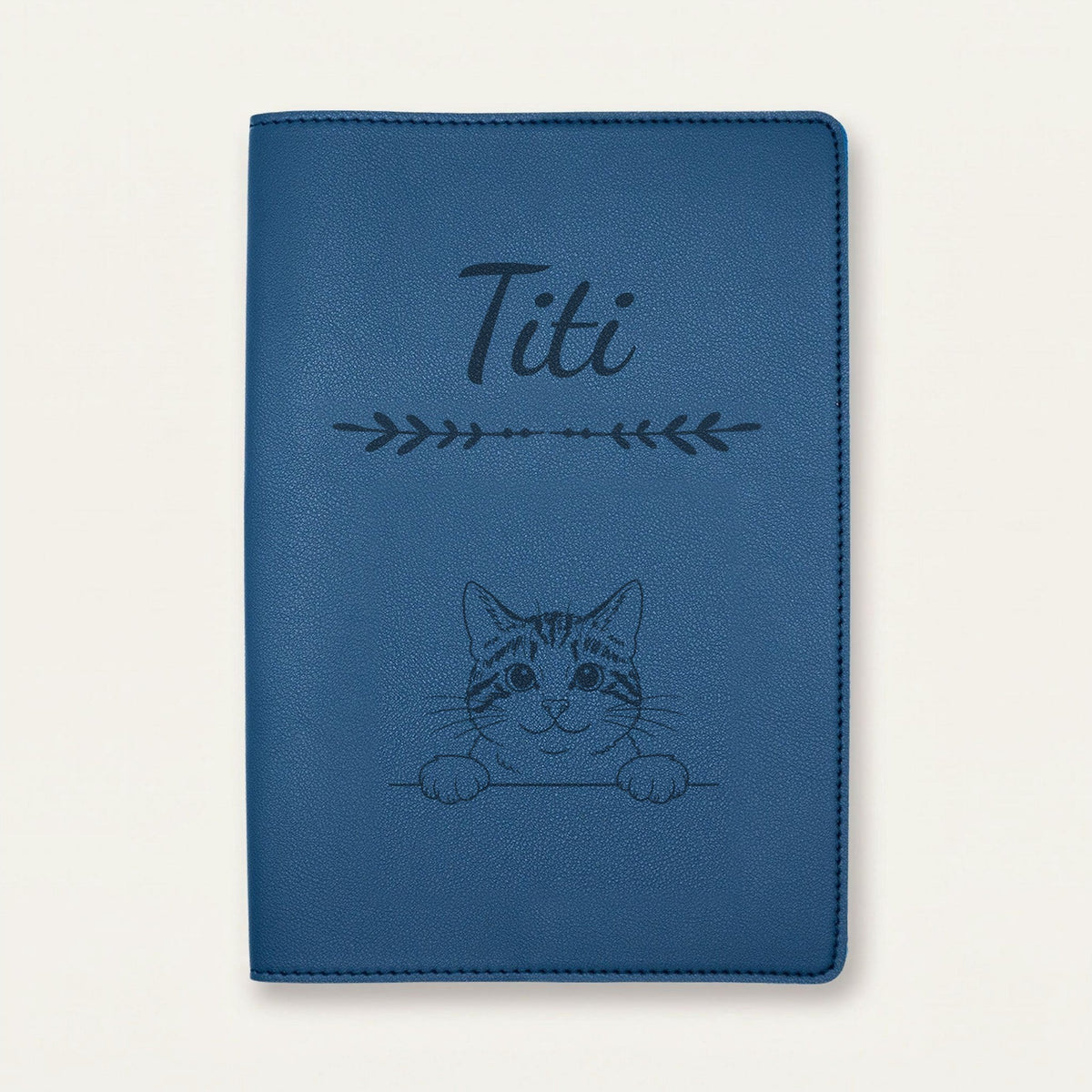 Protège carnet de santé chat personnalisé – Tigré et blanc — Bleu nuit — Flèche — gravure « Titi »