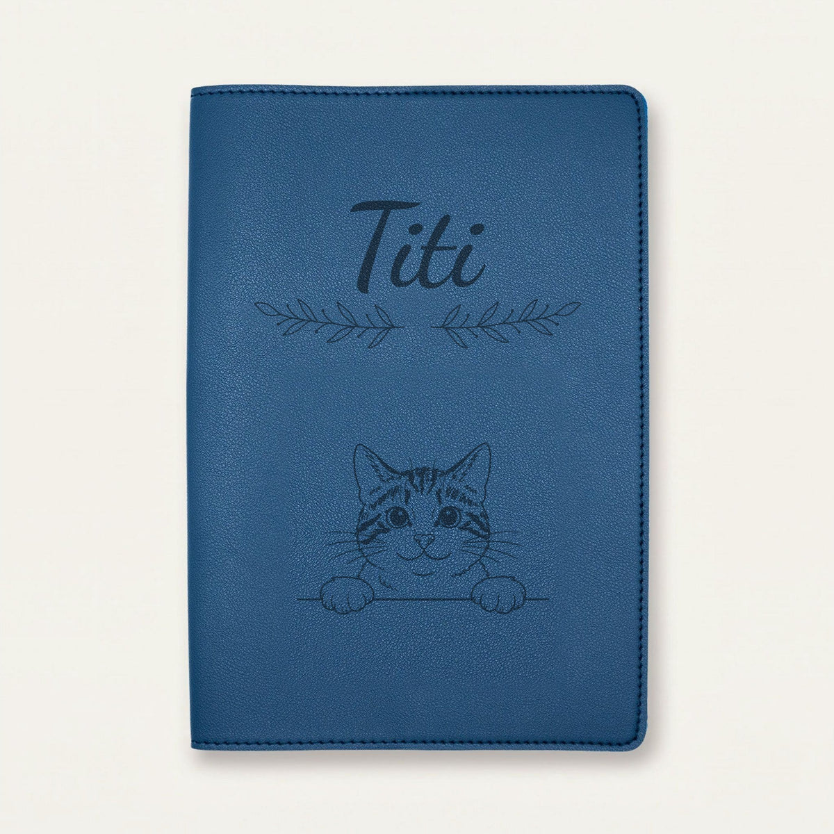 Protège carnet de santé chat personnalisé – Tigré et blanc — Bleu nuit — Rameaux — gravure « Titi »