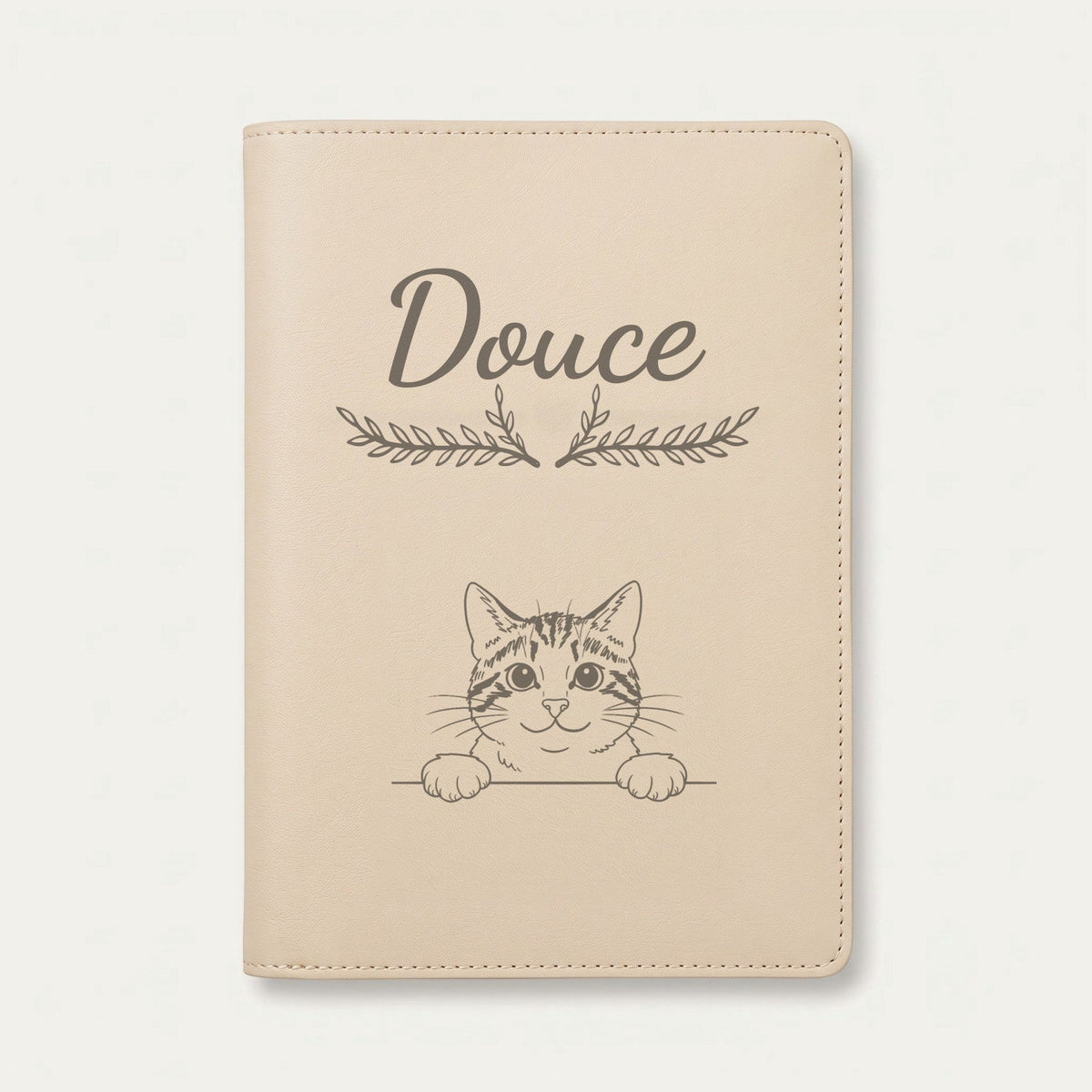 Protège carnet de santé chat personnalisé – Tigré et blanc — Crème vanille — Bouquet — gravure « Douce »