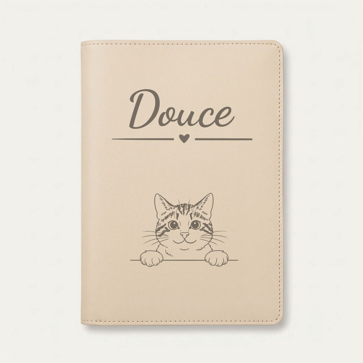 Protège carnet de santé chat personnalisé – Tigré et blanc — Crème vanille — Cœur — gravure « Douce »