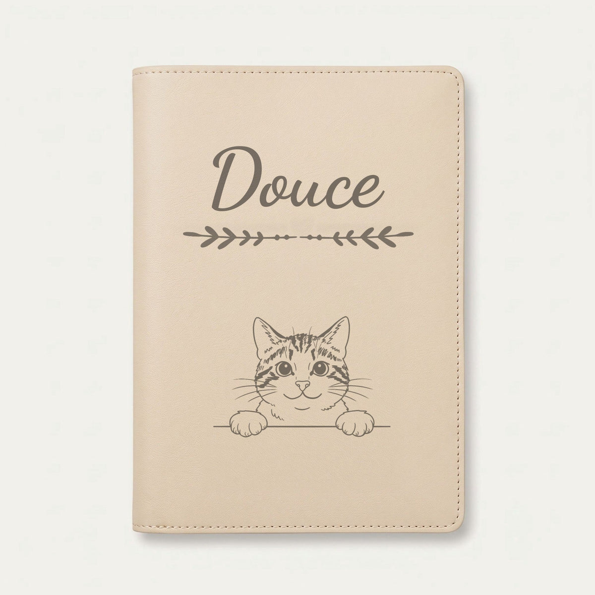 Protège carnet de santé chat personnalisé – Tigré et blanc — Crème vanille — Flèche — gravure « Douce »