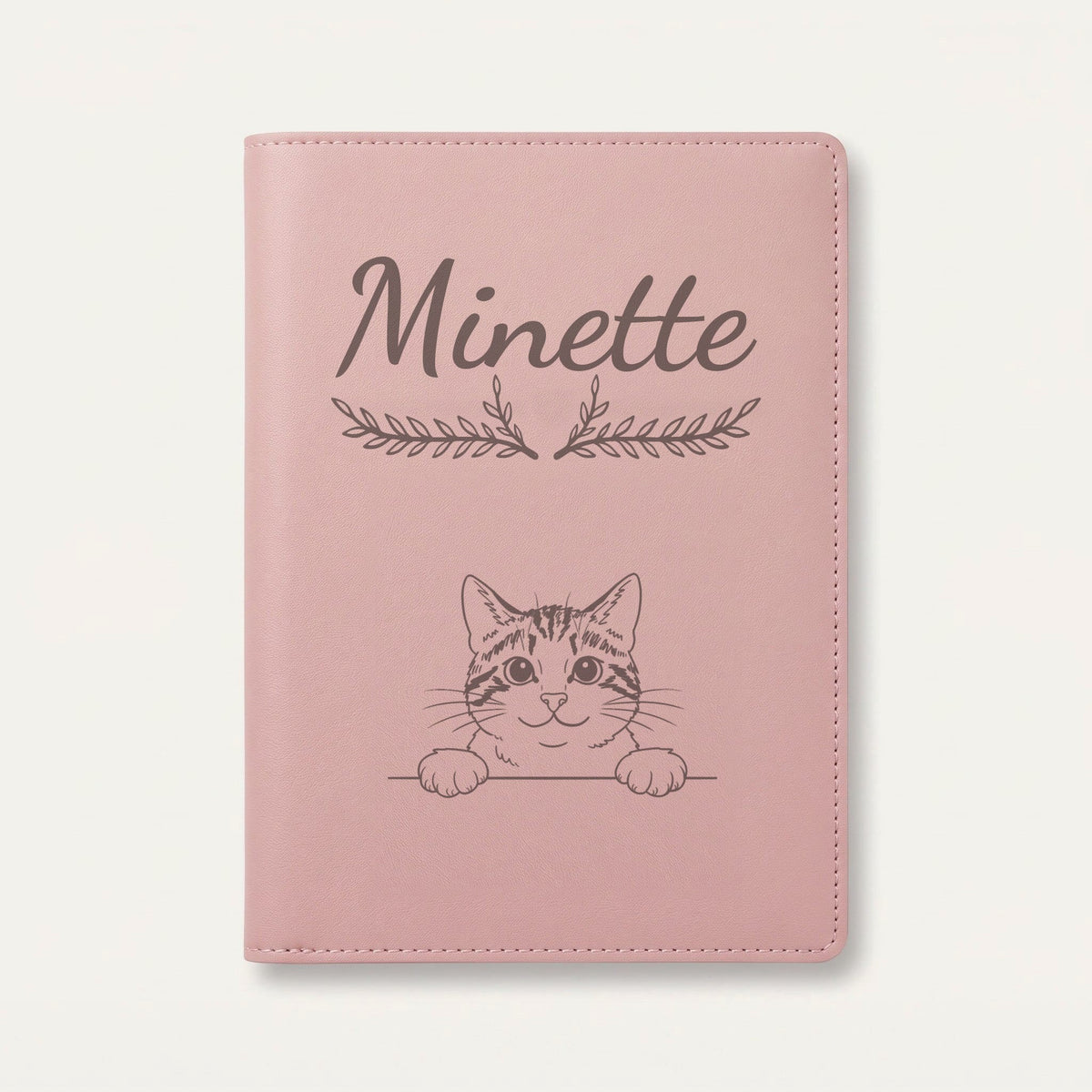 Protège carnet de santé chat personnalisé – Tigré et blanc — Rose dragée — Bouquet — gravure « Minette »