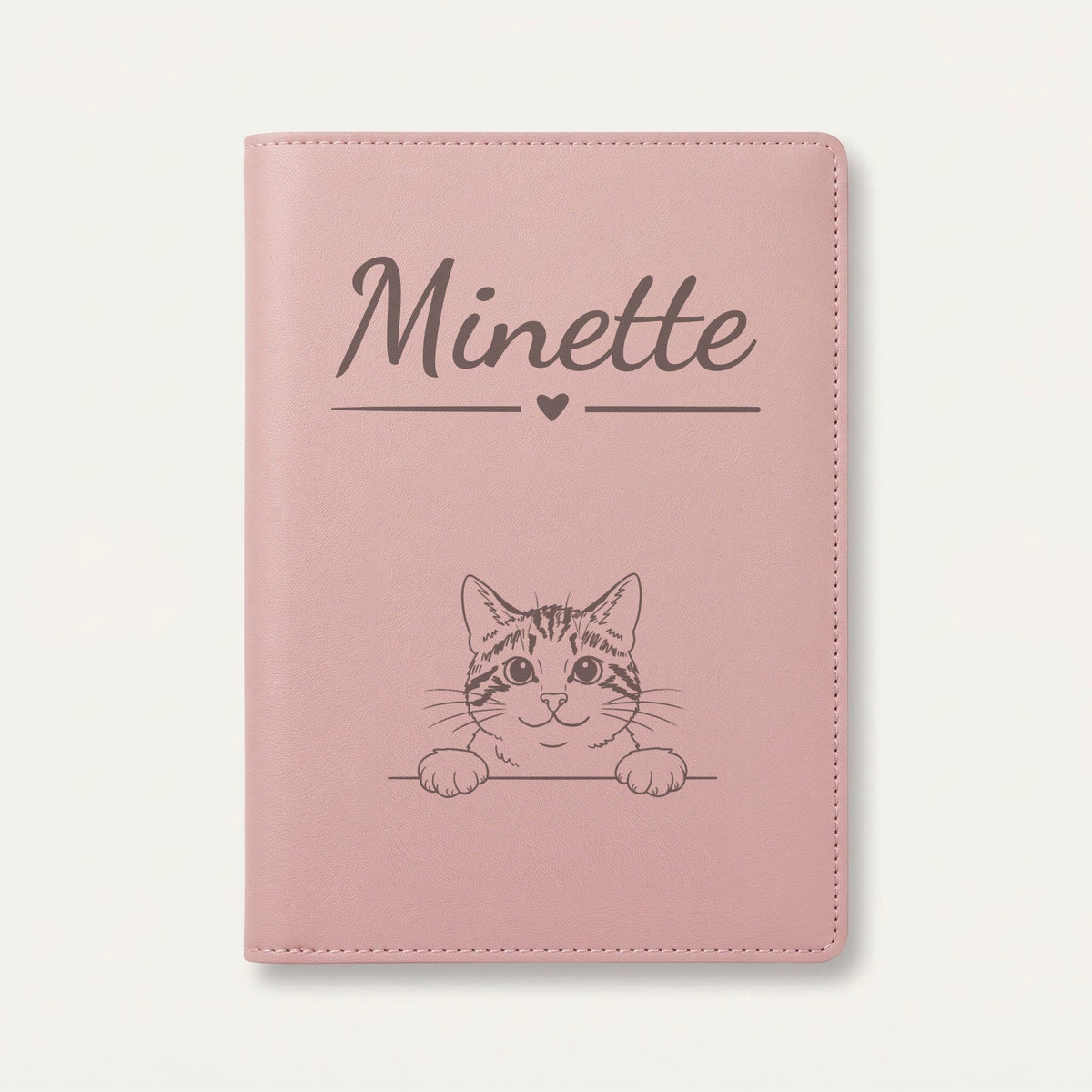 Protège carnet de santé chat personnalisé – Tigré et blanc — Rose dragée — Cœur — gravure « Minette »