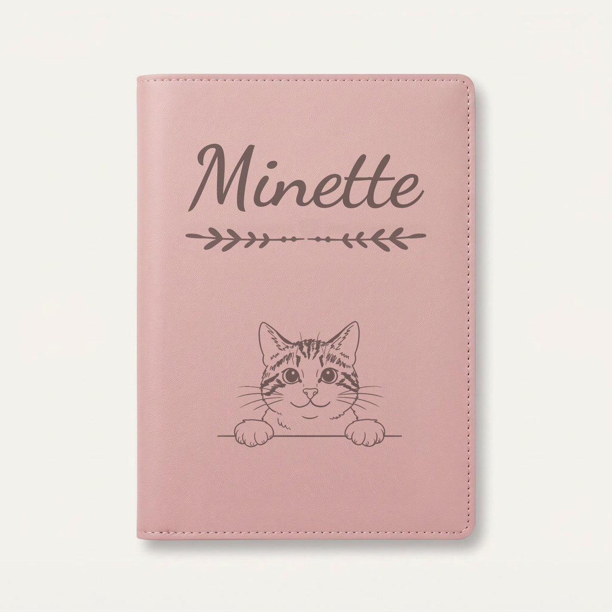 Protège carnet de santé chat personnalisé – Tigré et blanc — Rose dragée — Flèche — gravure « Minette »