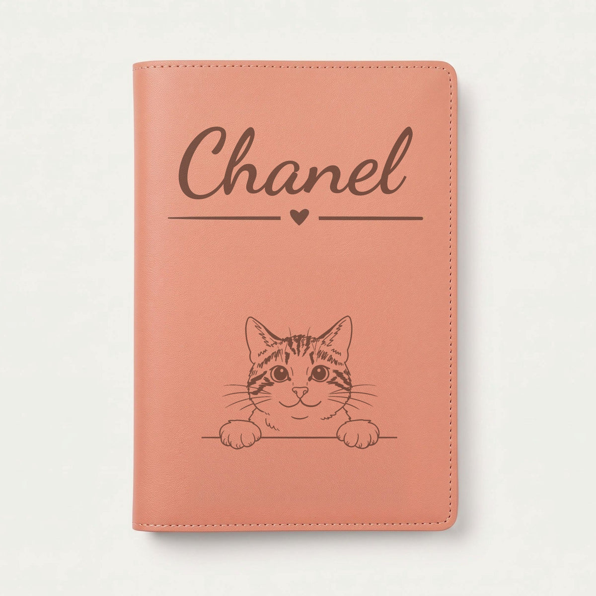 Protège carnet de santé chat personnalisé – Tigré et blanc — Terracotta — Cœur — gravure « Chanel »