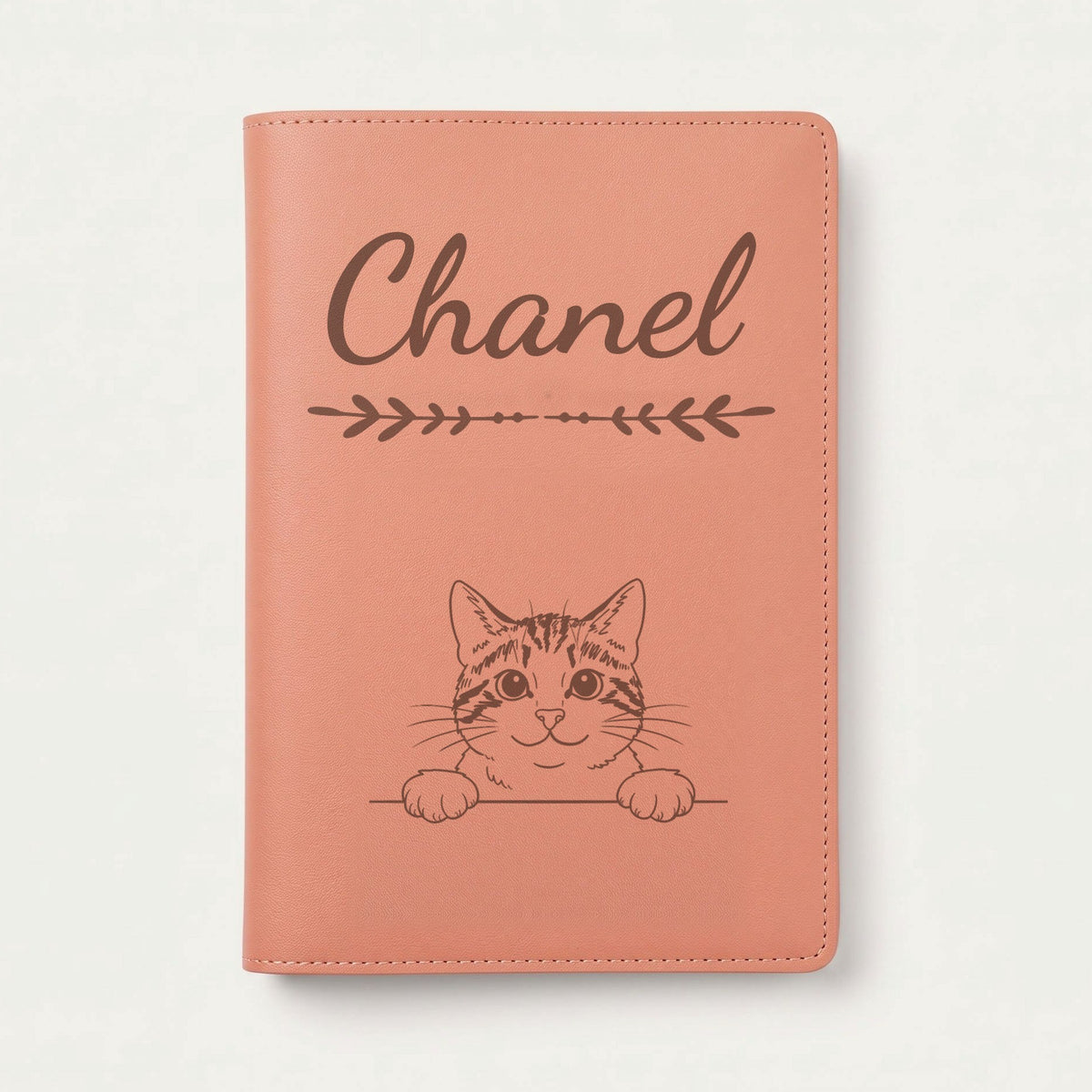 Protège carnet de santé chat personnalisé – Tigré et blanc — Terracotta — Flèche — gravure « Chanel »