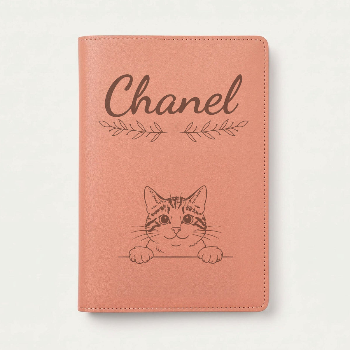 Protège carnet de santé chat personnalisé – Tigré et blanc — Terracotta — Rameaux — gravure « Chanel »