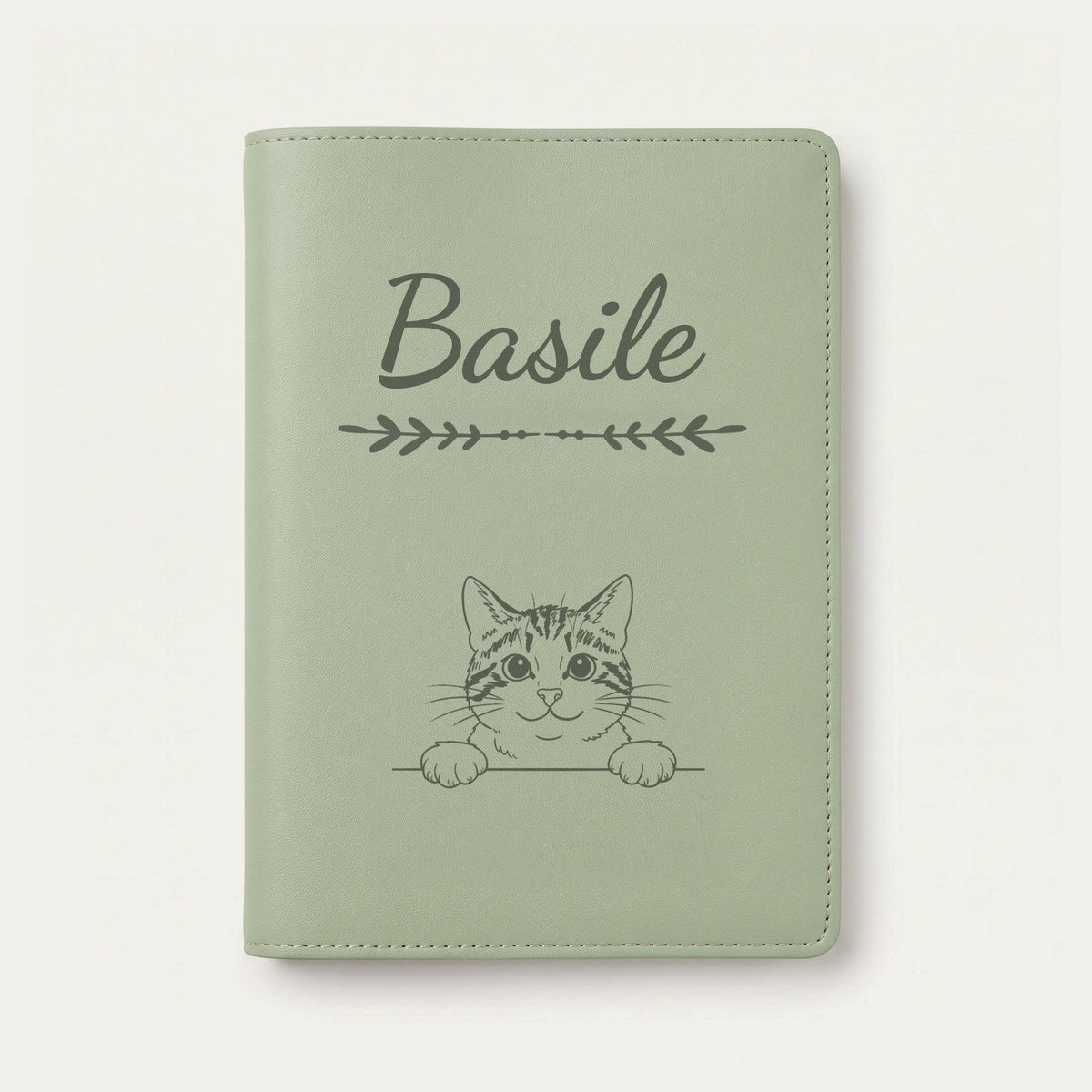 Protège carnet de santé chat personnalisé – Tigré et blanc — Vert sauge — Flèche — gravure « Basile »