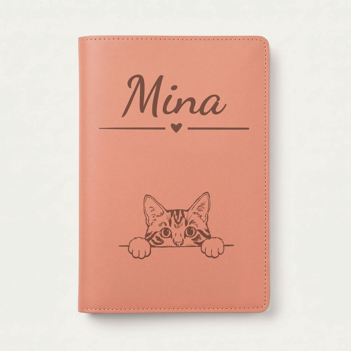 Protège carnet de santé chat personnalisé – Tigré — Terracotta — Cœur — gravure « Mina »