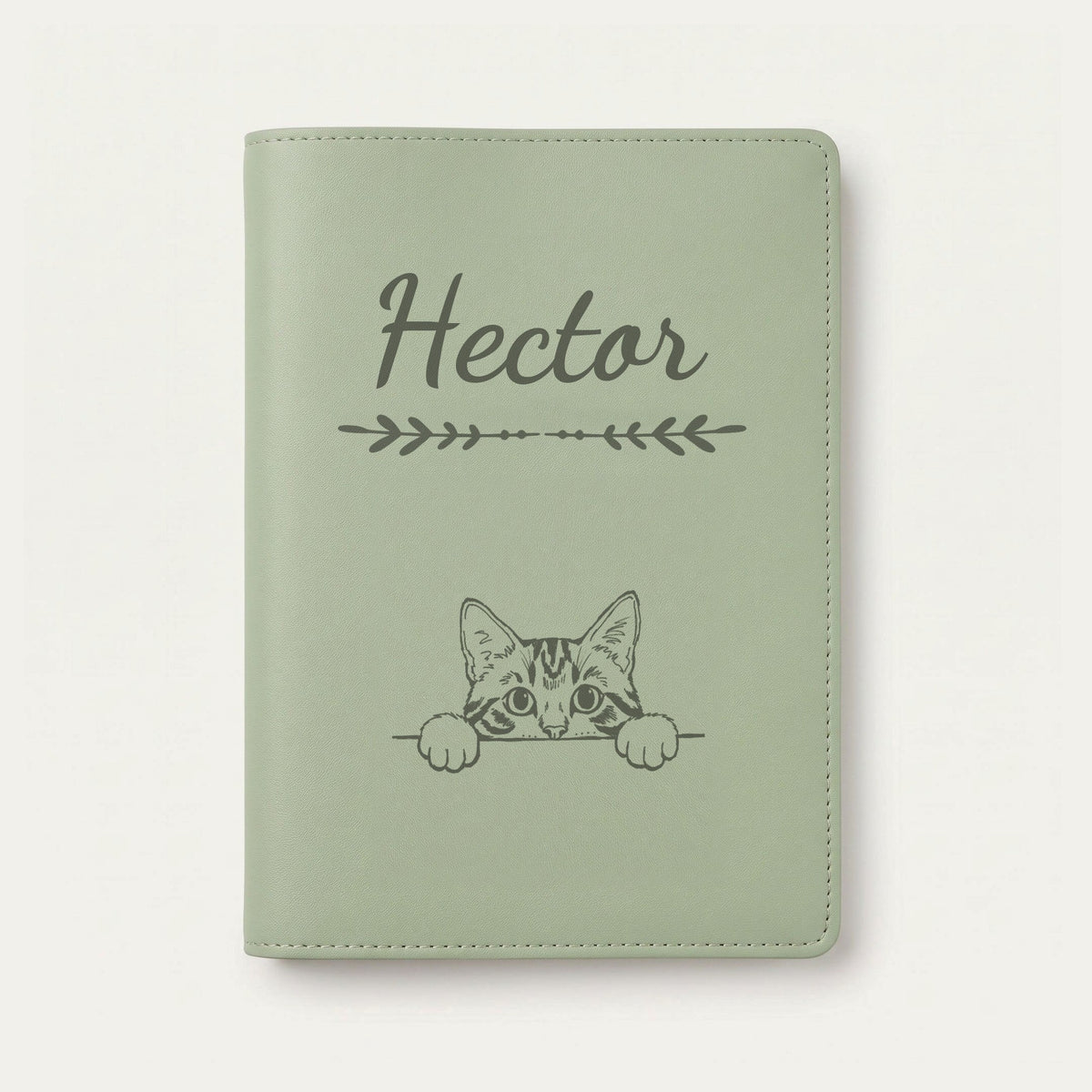 Protège carnet de santé chat personnalisé – Tigré — Vert sauge — Flèche — gravure « Hector »