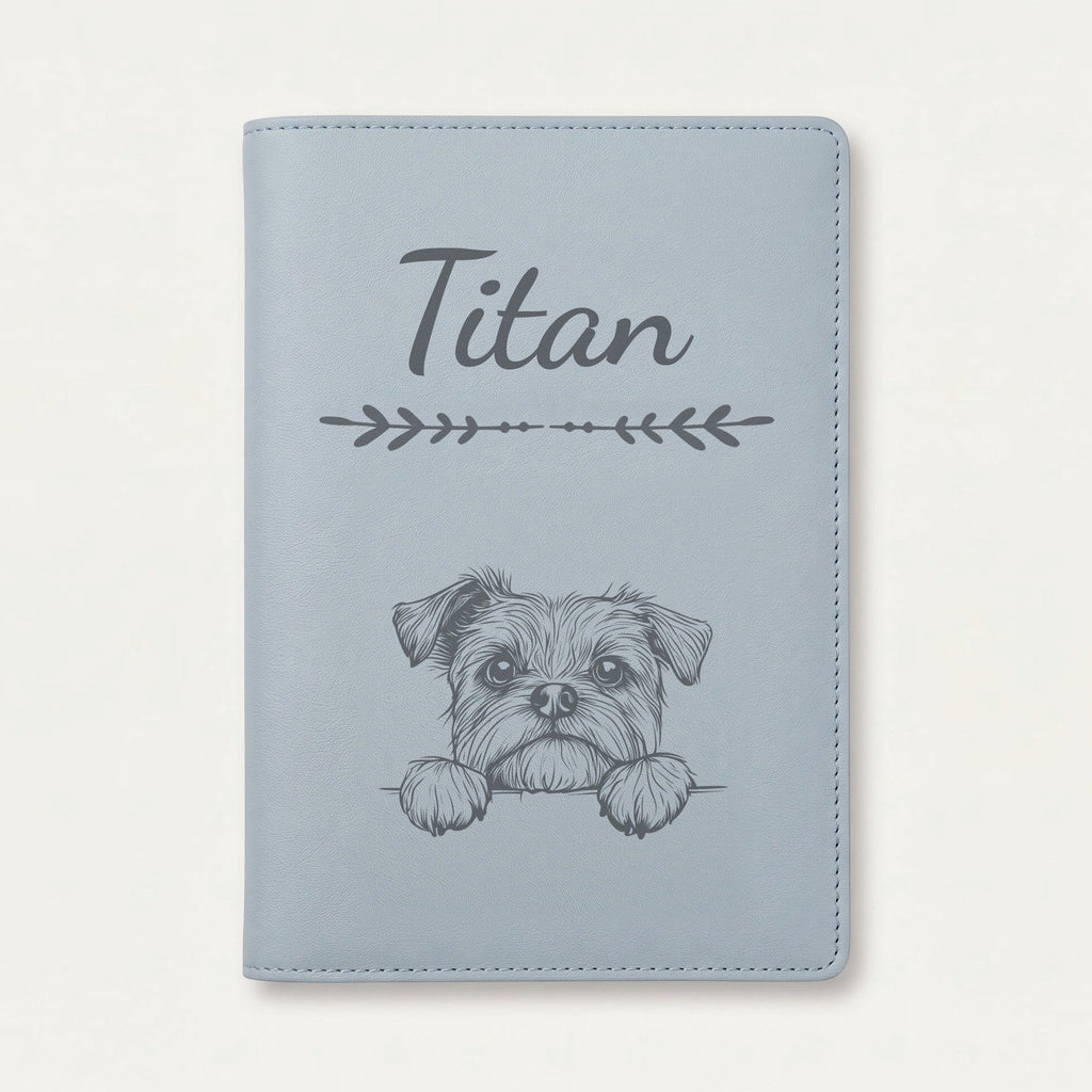 Protège carnet de santé chien personnalisé – Affenpinscher — Bleu nuage — Flèche — gravure « Titan »