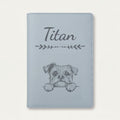 Protège carnet de santé chien personnalisé – Affenpinscher — Bleu nuage — Flèche — gravure « Titan »