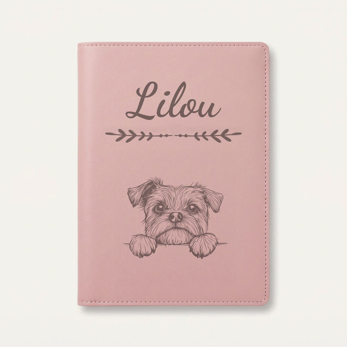 Protège carnet de santé chien personnalisé – Affenpinscher — Rose dragée — Flèche — gravure « Lilou »