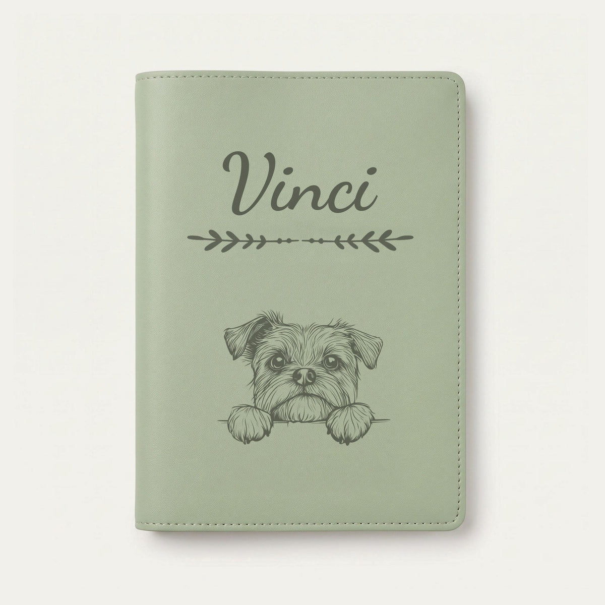 Protège carnet de santé chien personnalisé – Affenpinscher — Vert sauge — Flèche — gravure « Vinci »