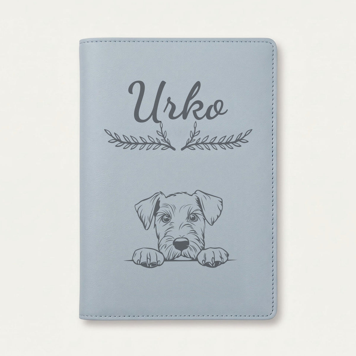 Protège carnet de santé chien personnalisé – Airedale terrier — Bleu nuage — Bouquet — gravure « Urko »