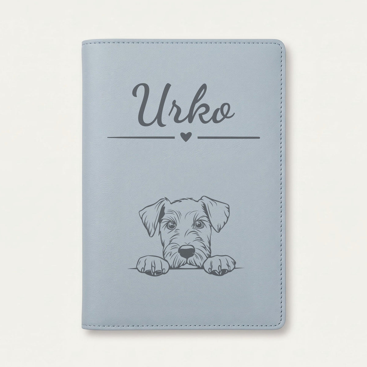 Protège carnet de santé chien personnalisé – Airedale terrier — Bleu nuage — Cœur — gravure « Urko »