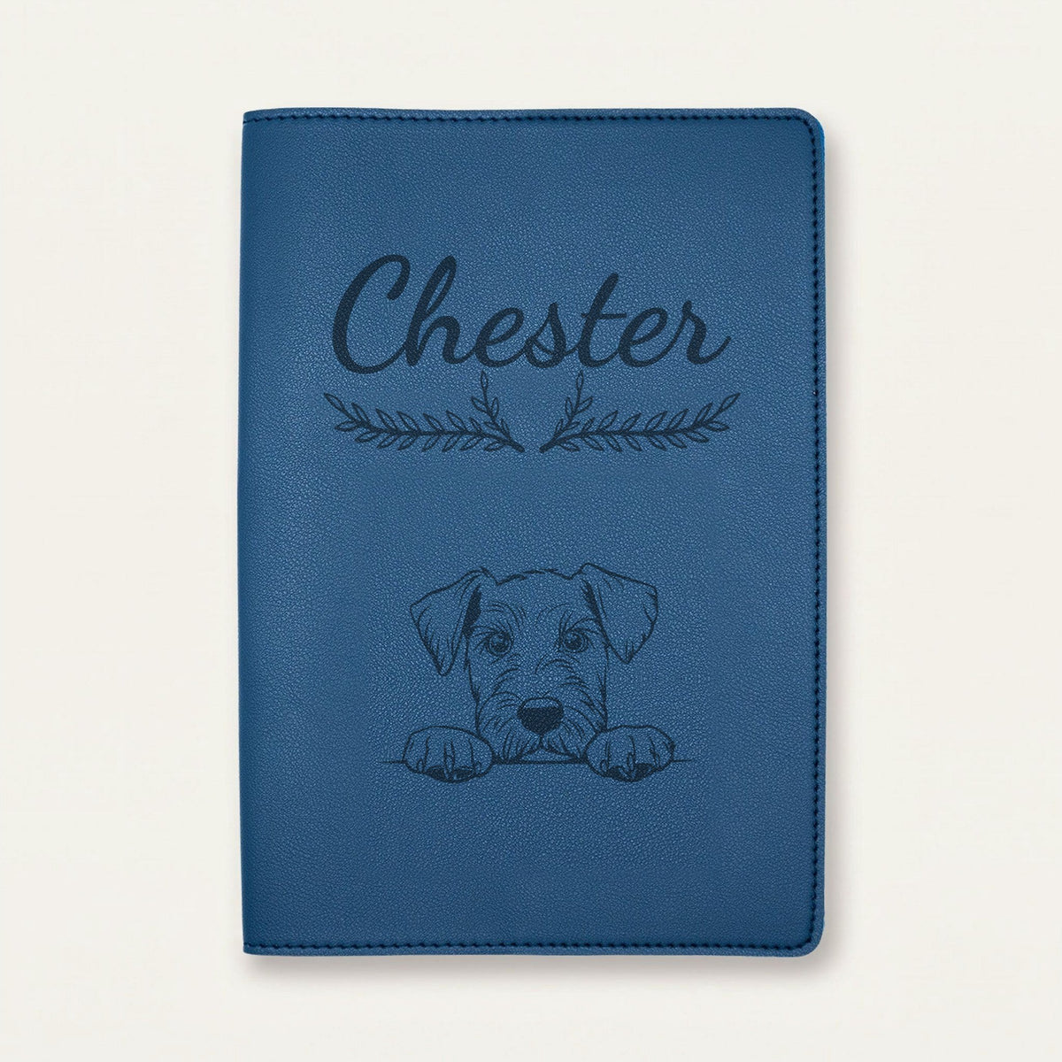 Protège carnet de santé chien personnalisé – Airedale terrier — Bleu nuit — Bouquet — gravure « Chester »