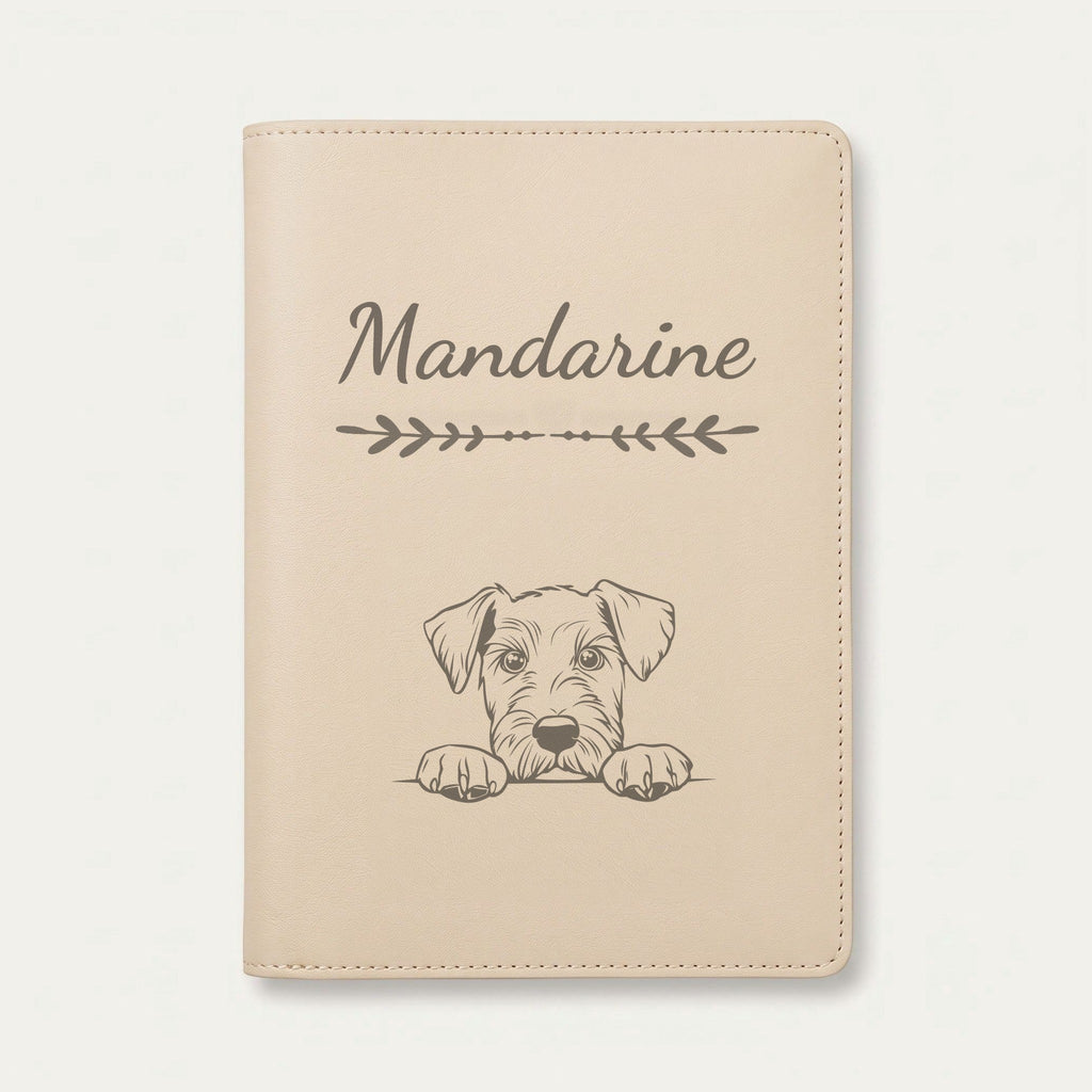 Protège carnet de santé chien personnalisé – Airedale terrier — Crème vanille — Flèche — gravure « Mandarine »