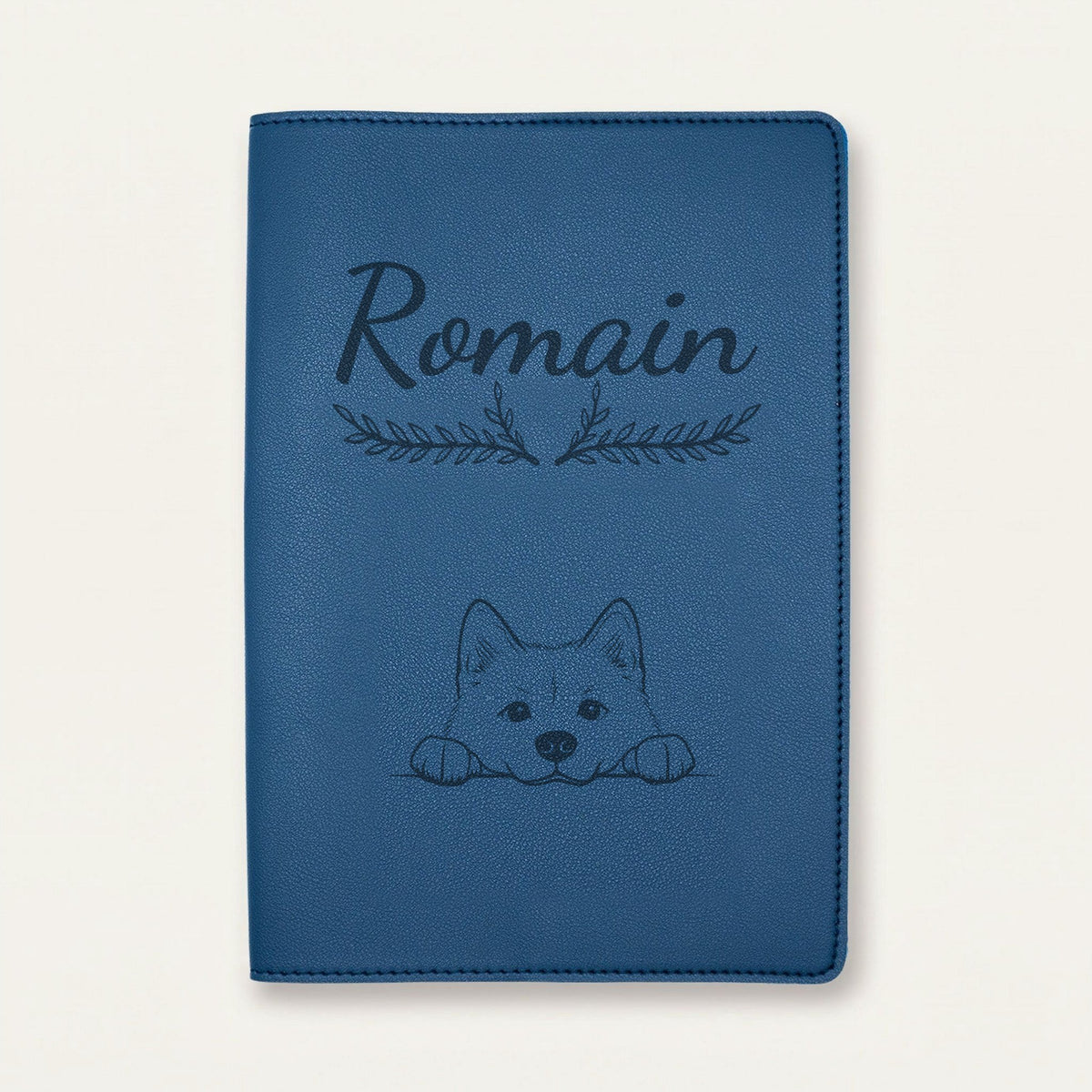 Protège carnet de santé chien personnalisé – Akita inu — Bleu nuit — Bouquet — gravure « Romain »