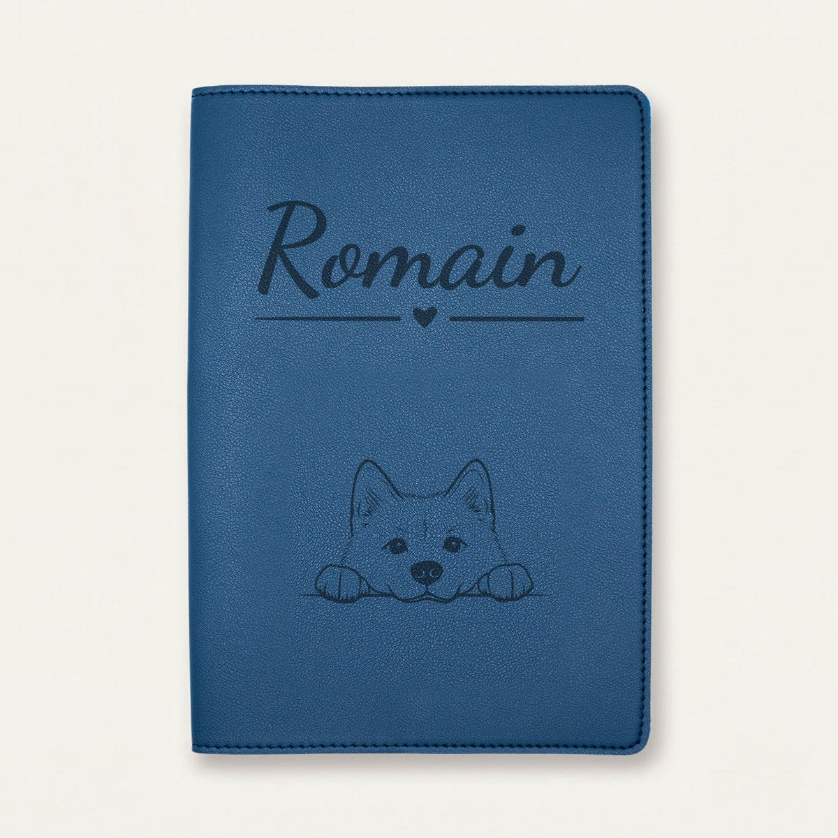 Protège carnet de santé chien personnalisé – Akita inu — Bleu nuit — Cœur — gravure « Romain »