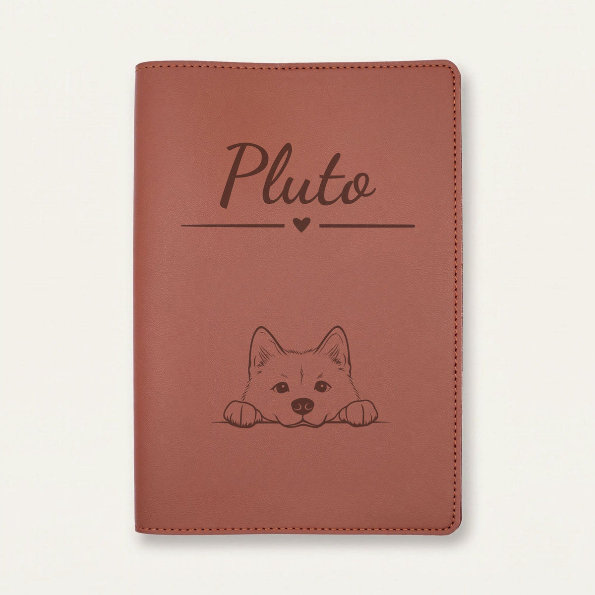 Protège carnet de santé chien personnalisé – Akita inu — Chocolat — Cœur — gravure « Pluto »