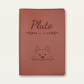 Protège carnet de santé chien personnalisé – Akita inu — Chocolat — Flèche — gravure « Pluto »
