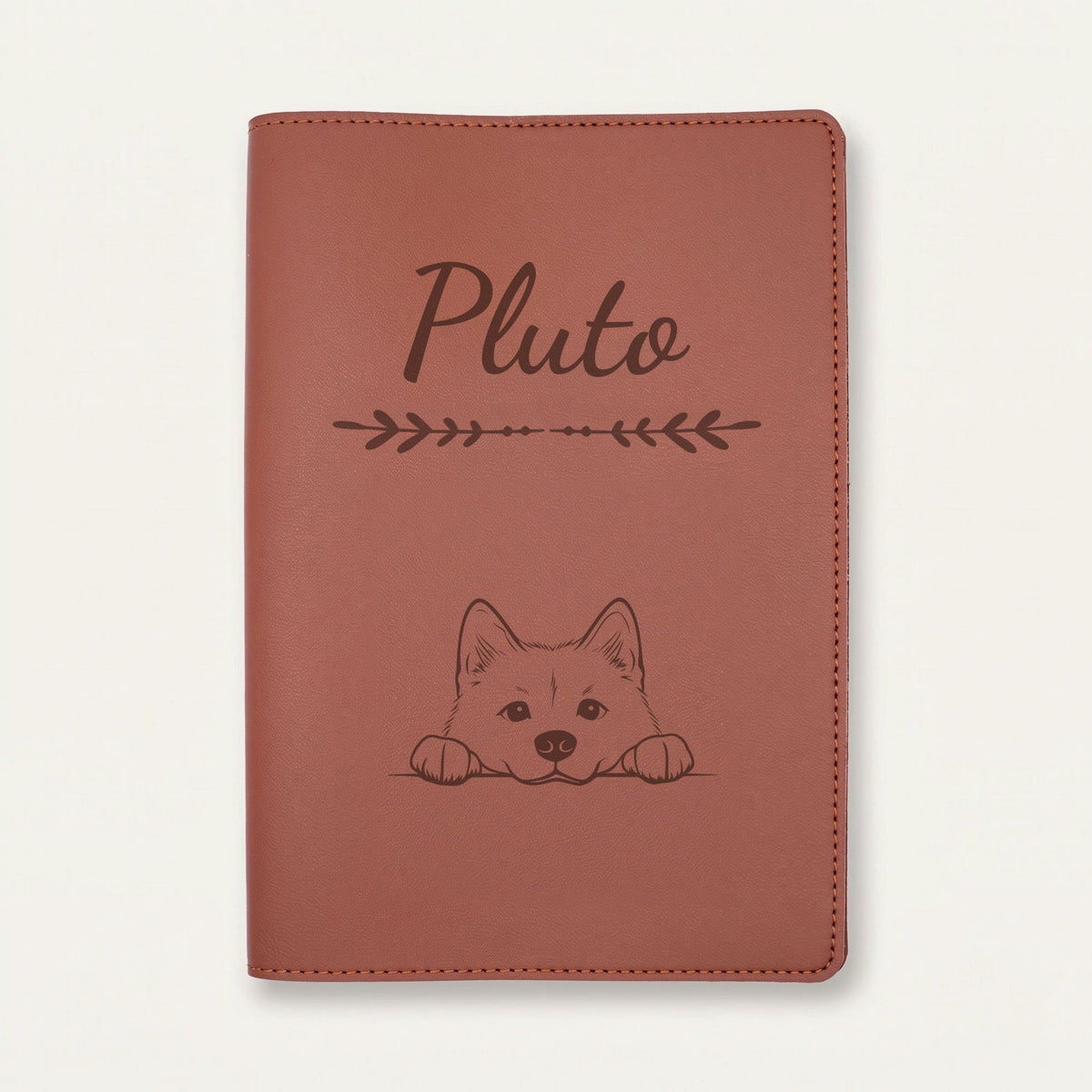Protège carnet de santé chien personnalisé – Akita inu — Chocolat — Flèche — gravure « Pluto »