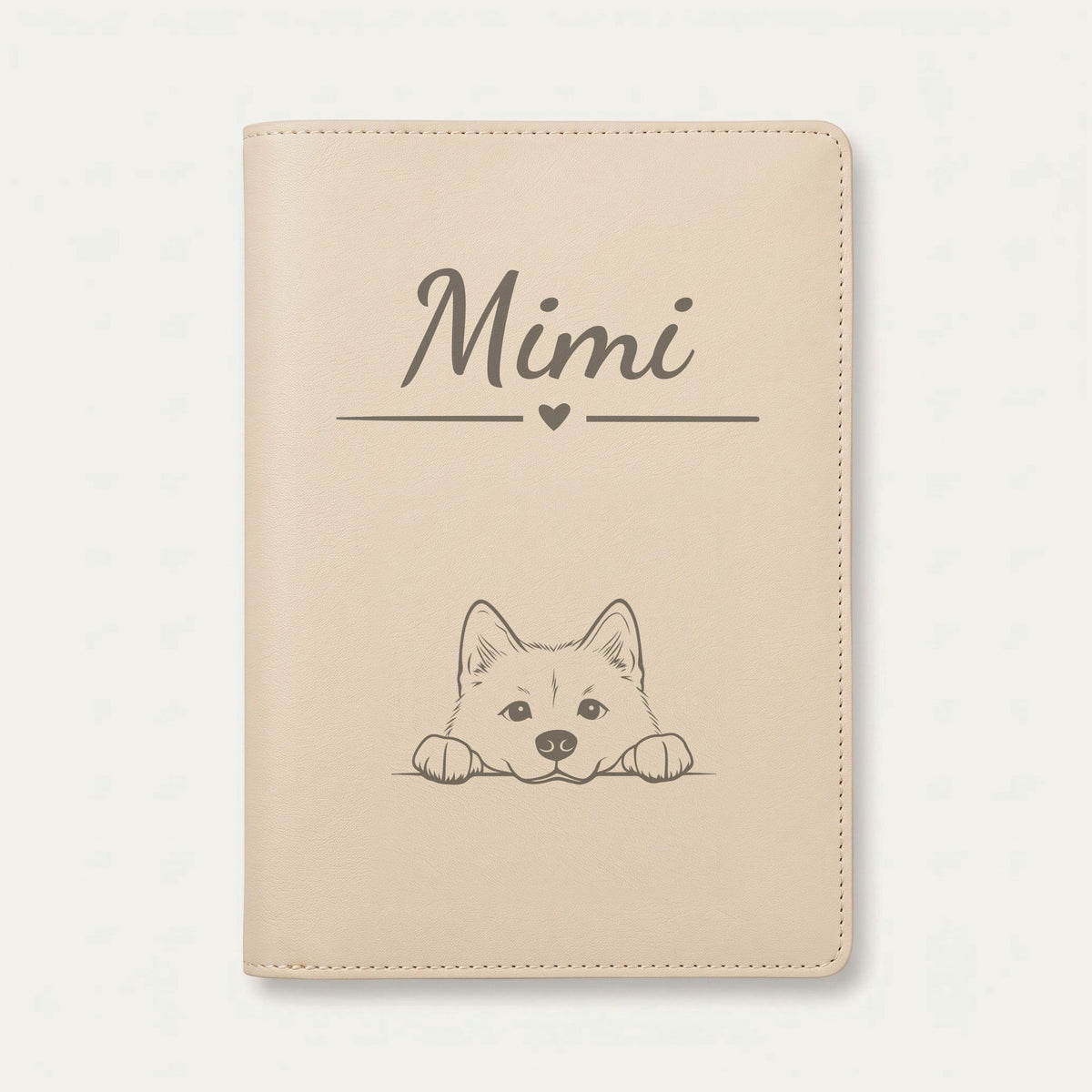 Protège carnet de santé chien personnalisé – Akita inu — Crème vanille — Cœur — gravure « Mimi »
